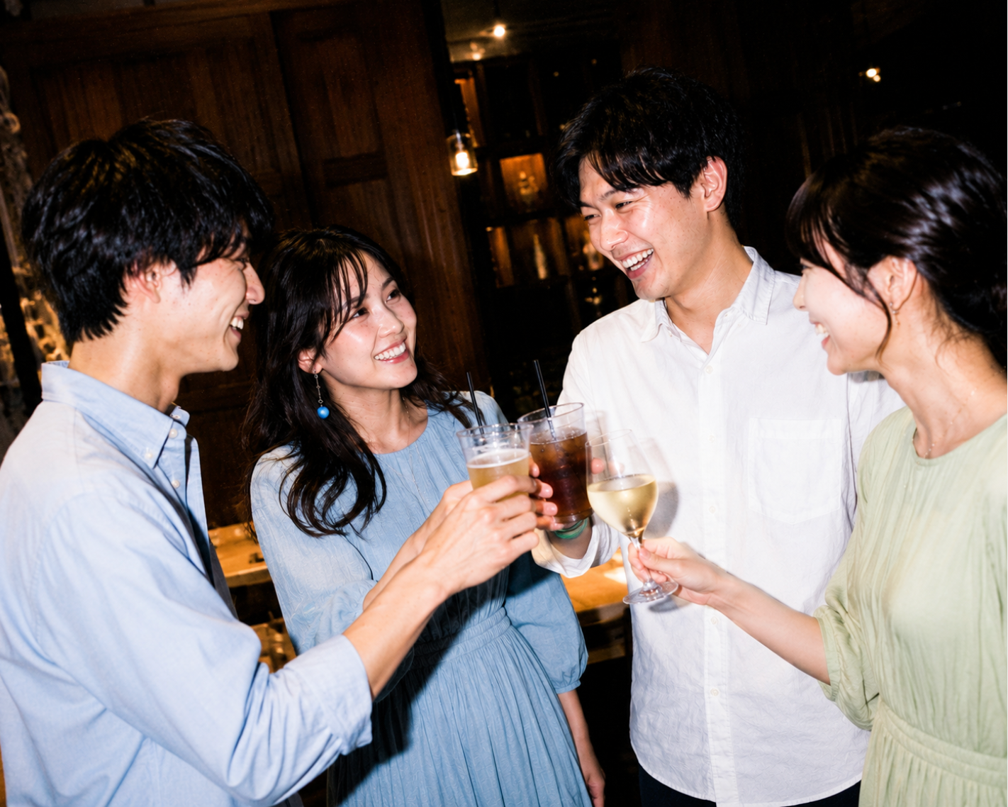 過去イベントで乾杯しながら交流する参加者