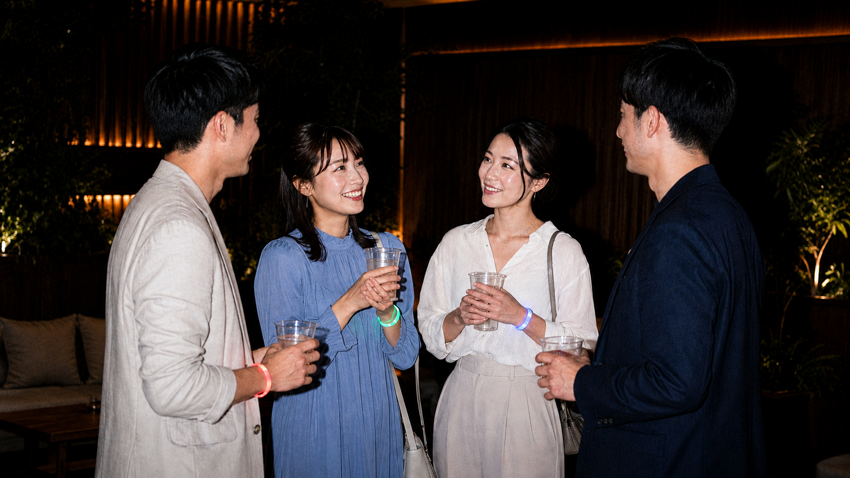 ドリンクを手に談笑する男女4人