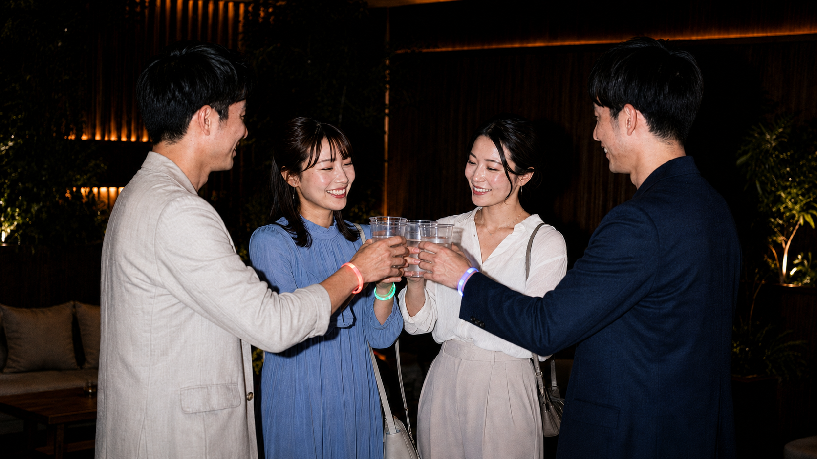 ドリンクを手に乾杯する男女4人